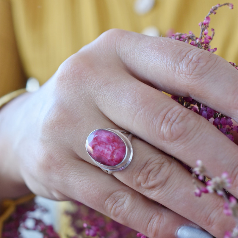 Stříbrný prsten s rubínem