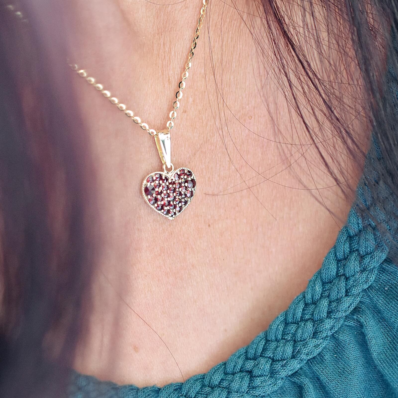 Zlatý přívěsek srdíčko s českými granáty