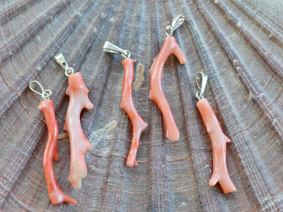 Přívěsek s přírodním korálem