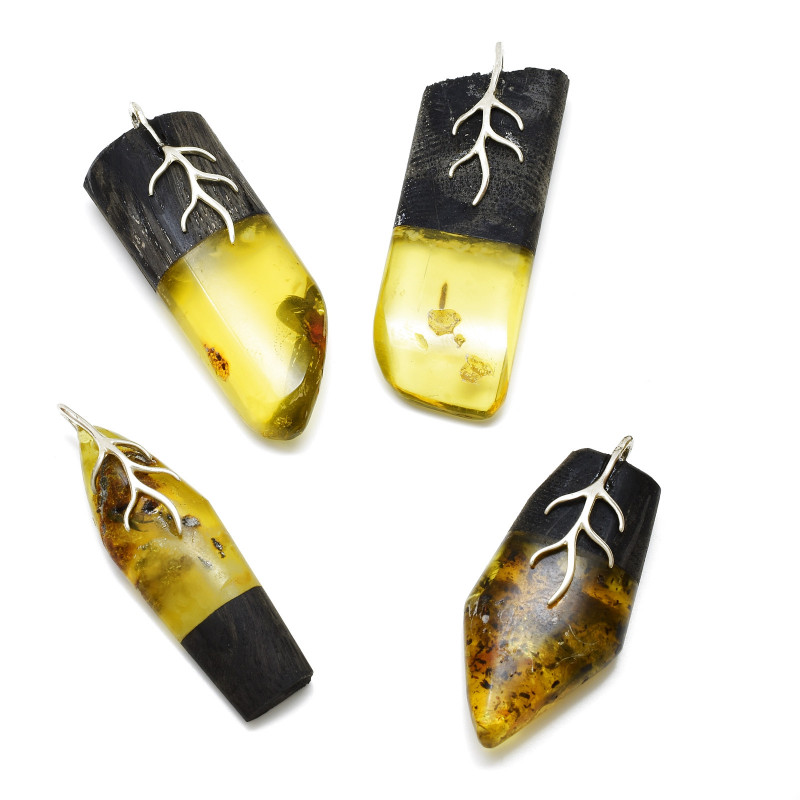 Přívěsek s jantary