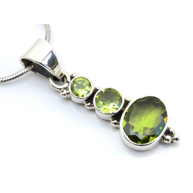 Stříbrný přívěsek s olivíny