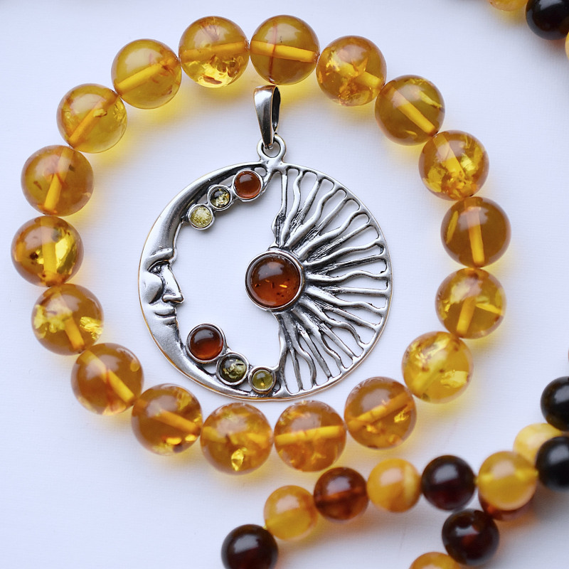 Stříbrný přívěsek mandala, jantar