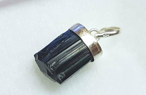 Stříbrný přívěsek turmalín