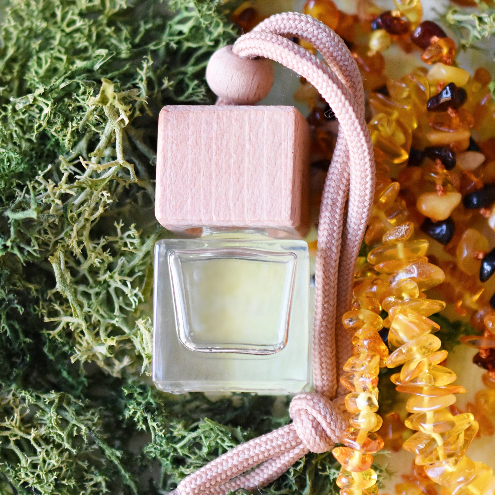 Vůně do interiéru nebo prácla, jantar na mechu