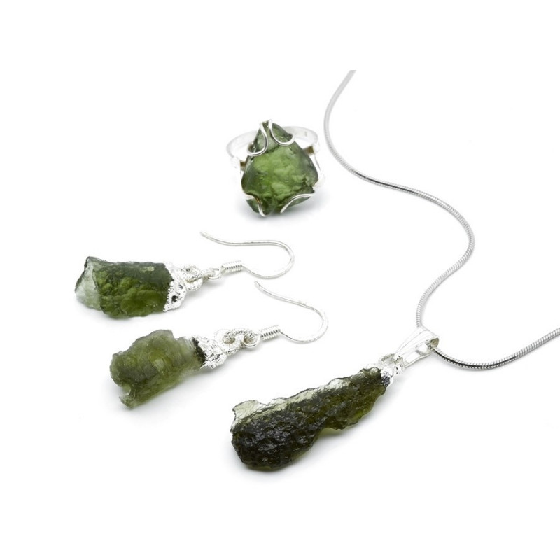 Šperky zdobené vltavíny