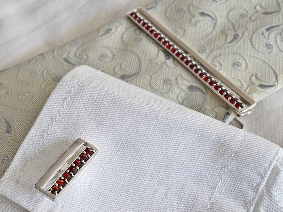 Kravatová spona a manžetový knoflíček ze stříbra, s českými granáty