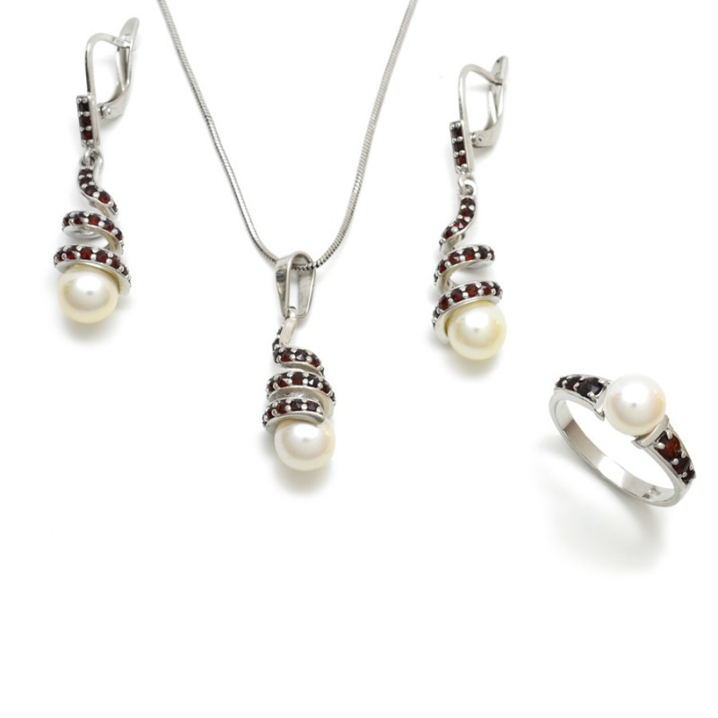 Stříbrná souprava šperků s českými granáty