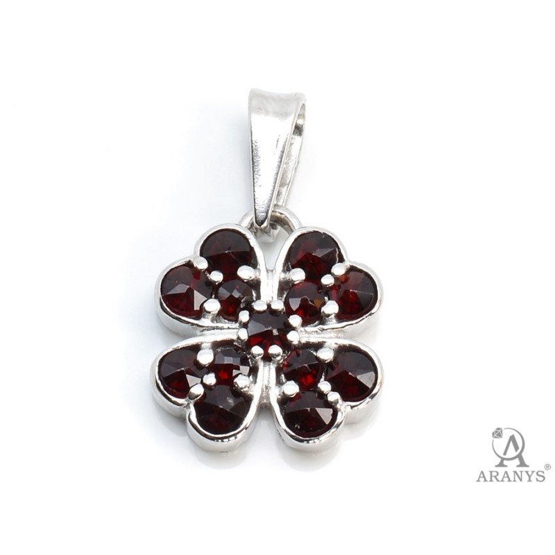 Stříbrný přívěsek pro štěstí, čtyřlístek -  český granát