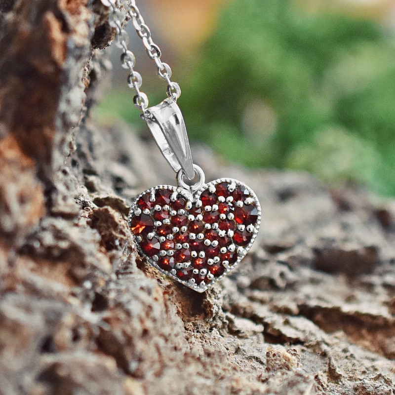 Stříbrný přívěsek srdce, s českými granáty