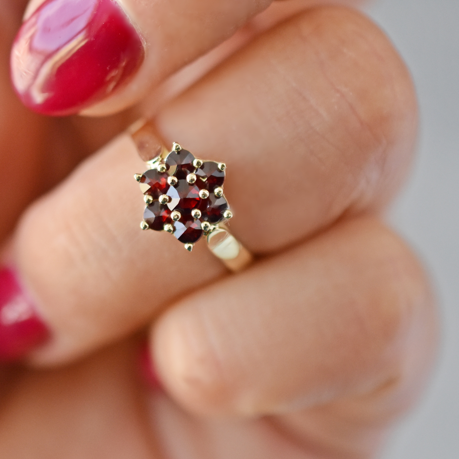 Zlatý prsten s českými granáty