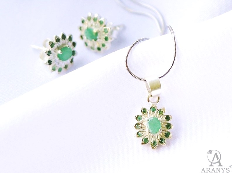 Stříbrná souprava se smaragdy