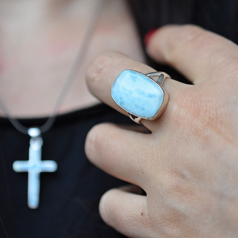 Výrazný modrý prsten s larimarem