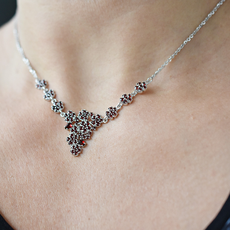 Noblesní stříbrný náhrdelník s českými granáty